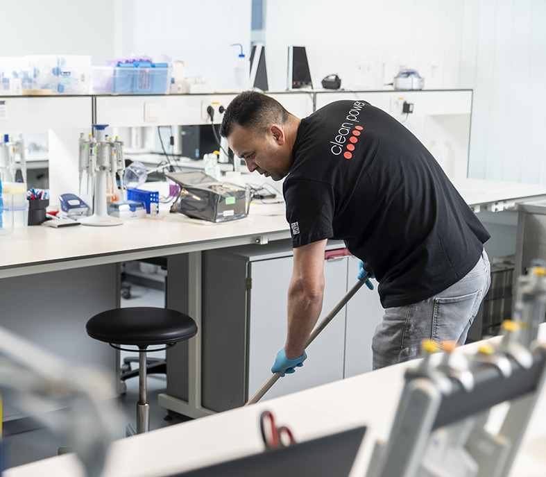 Homme nettoie dans un laboratoire.
