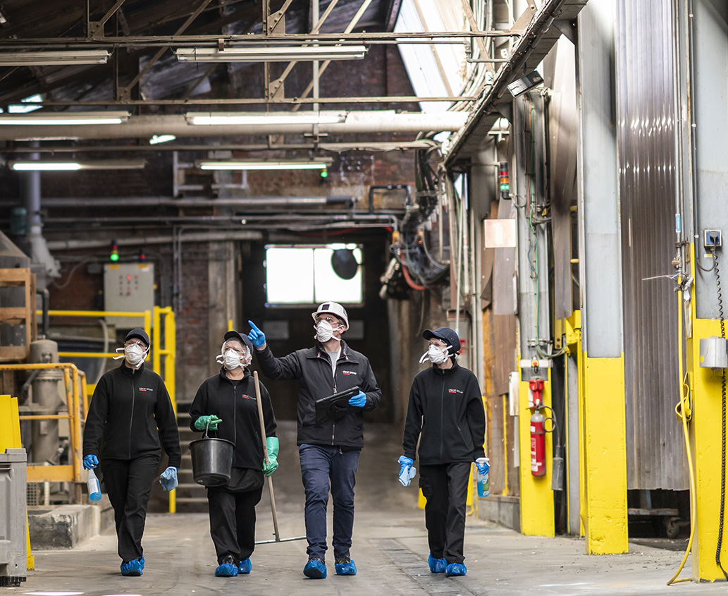 Professionnels du nettoyage industriel en train d’inspecter une usine.