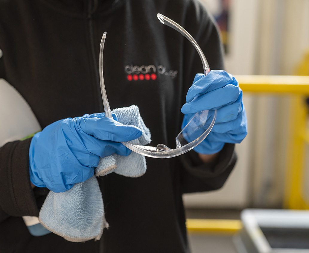 Professionnel tenant des lunettes de protection pour un nettoyage industriel.