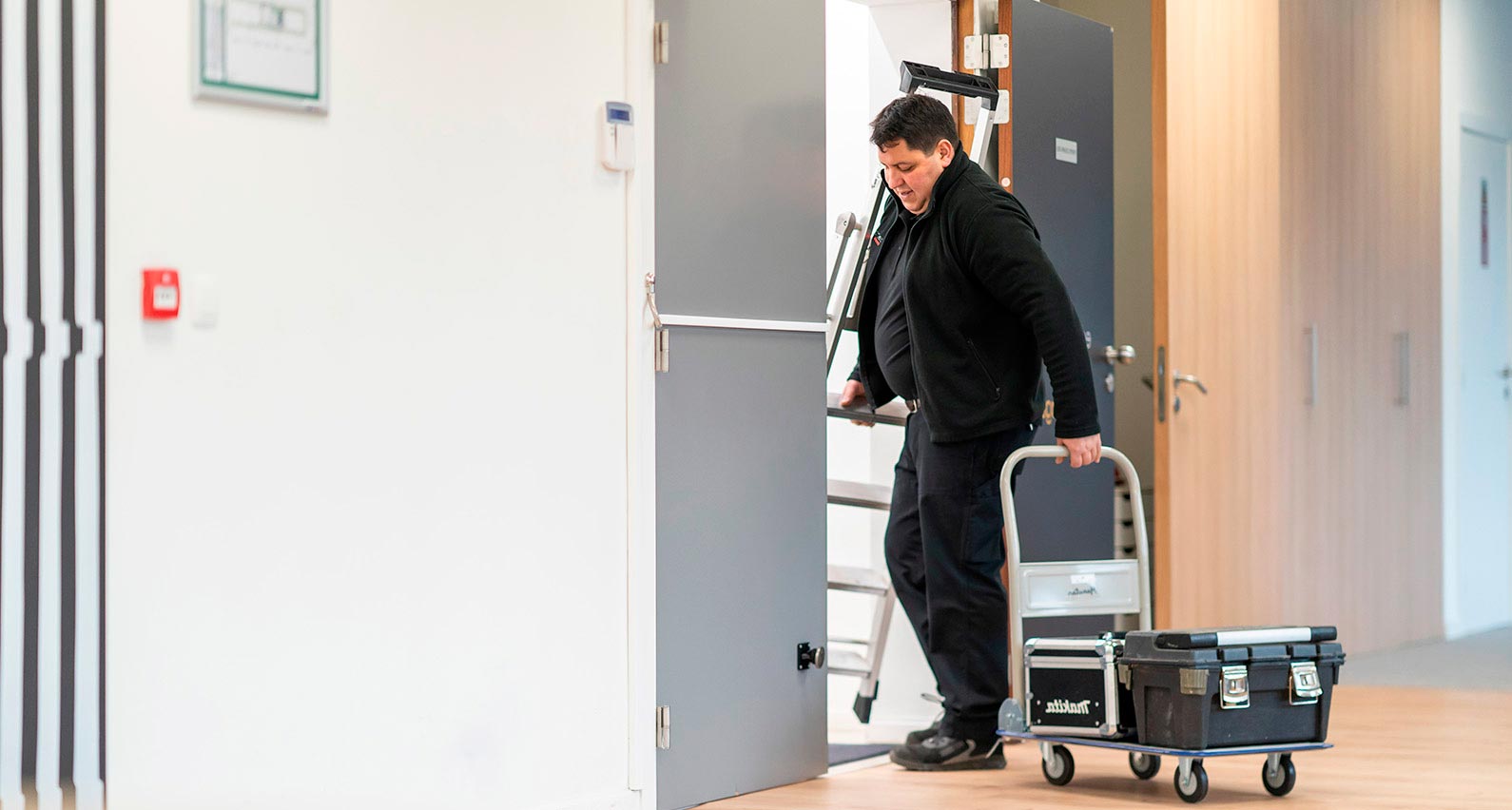 Handyman effectue la maintenance dans une entreprise.