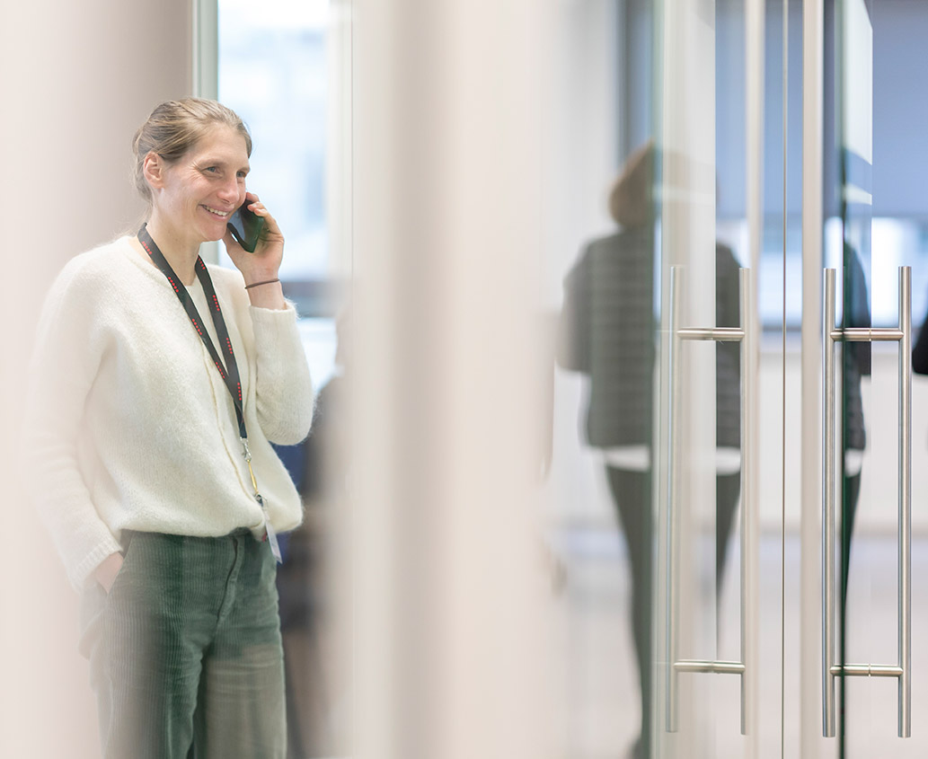 Femme souriante à votre service pour un nettoyage professionnel sur mesure.