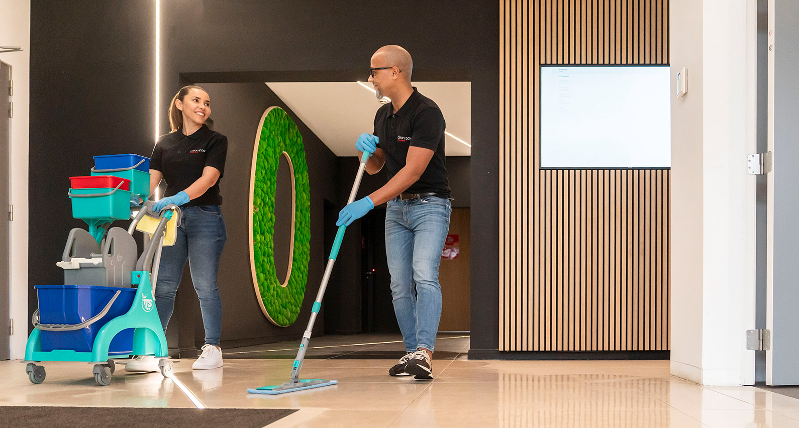 Nettoyage professionnel d’un espace de coworking.