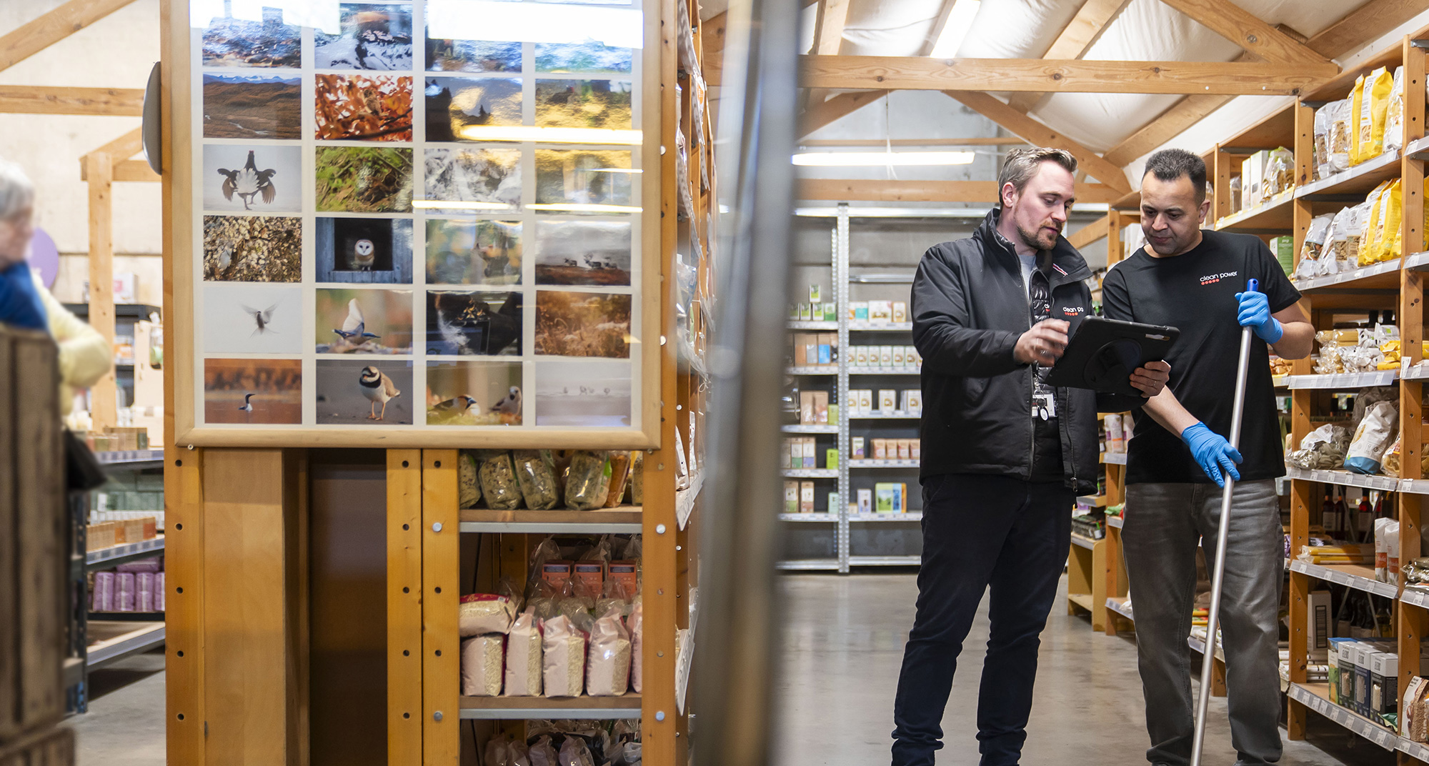 Manager expliquant les consignes de nettoyage à un membre du personnel dans un magasin.